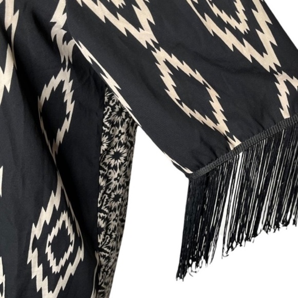 Black White Aztec Fringed Coverup Blazer
Cardigan Duster Small - Picture 2 of 5